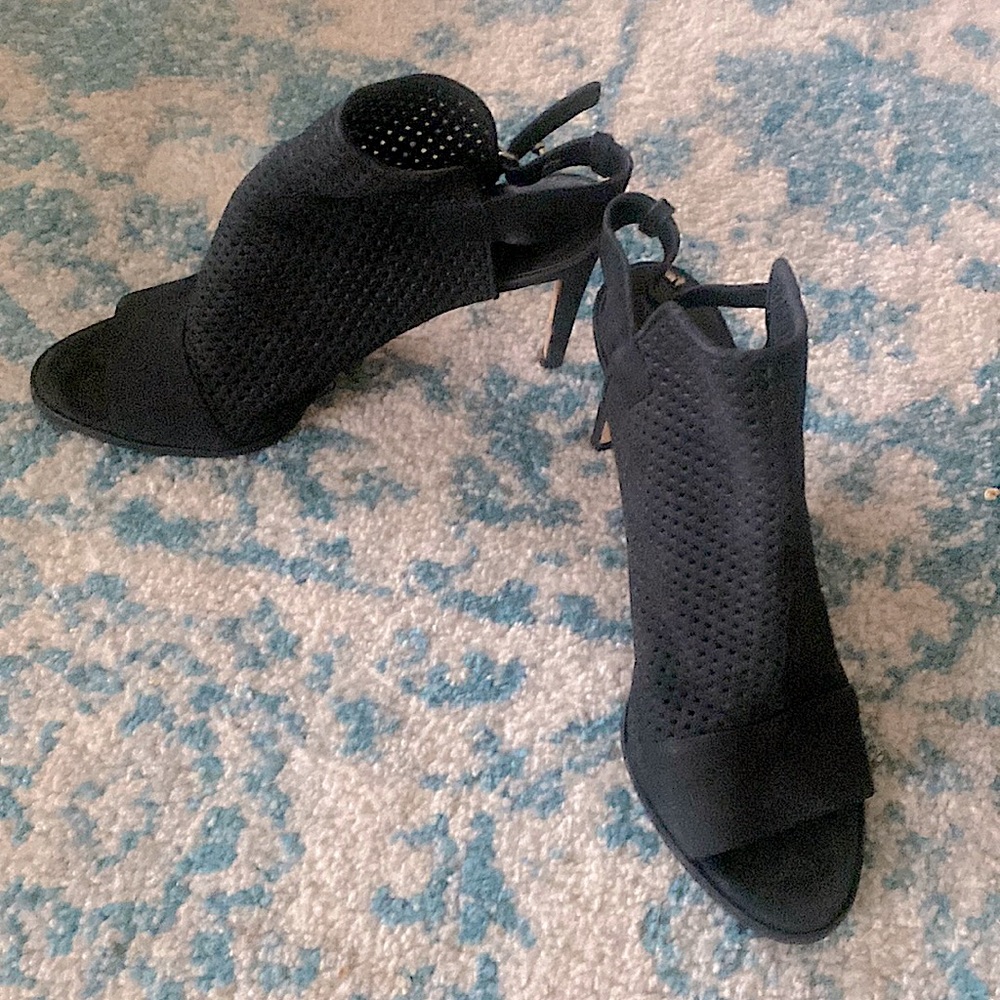 VINCE- NEVER WORN heels. Size 9